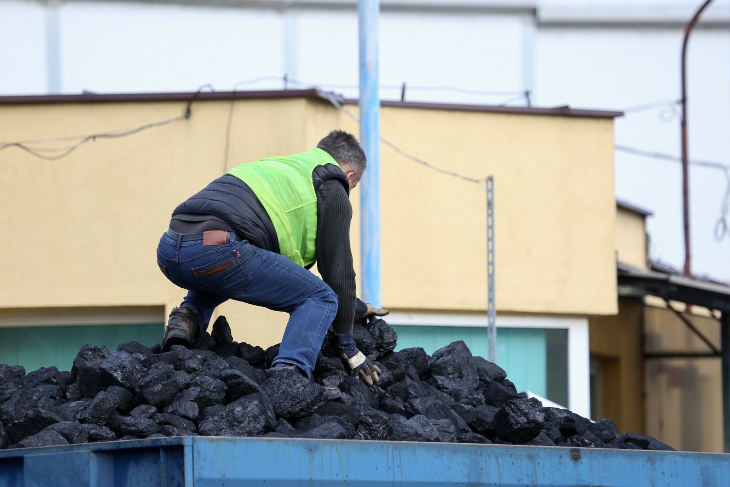 Przybywa osób kupujących już teraz węgiel na zimę