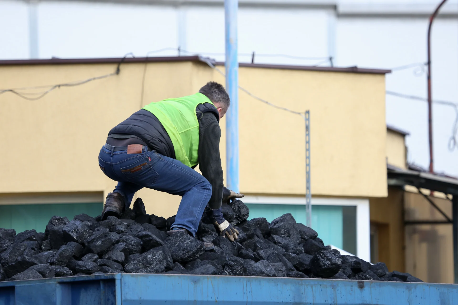 Przybywa osób kupujących już teraz węgiel na zimę