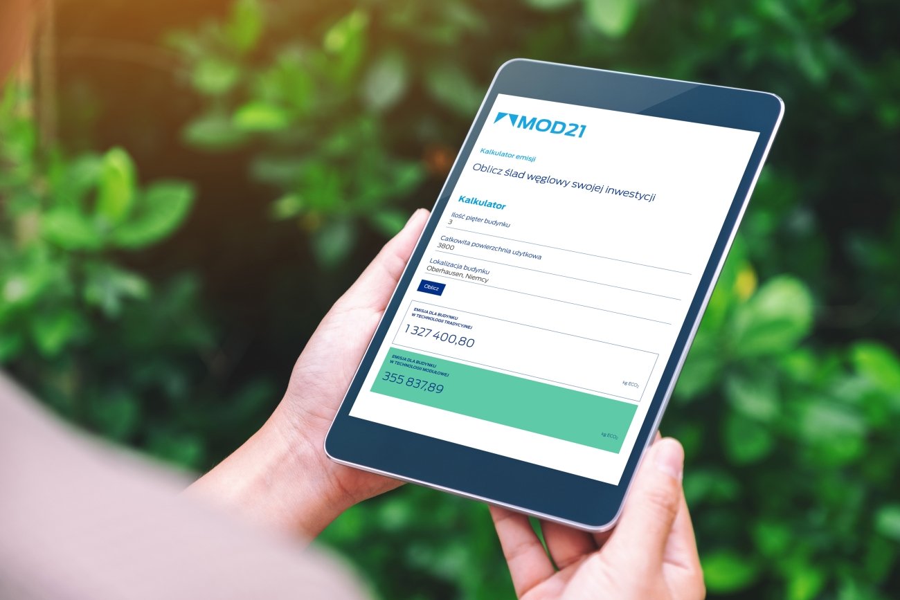 Dostępny online kalkulator MOD21 porównuje ślad węglowy budownictwa tradycyjnego i drewnianego. Narzędzie przygotowała Akademia Górniczo-Hutnicza im. Stanisława Staszica w Krakowie (AGH) z inicjatywy spółki MOD21 należącej do Grupy ERBUD