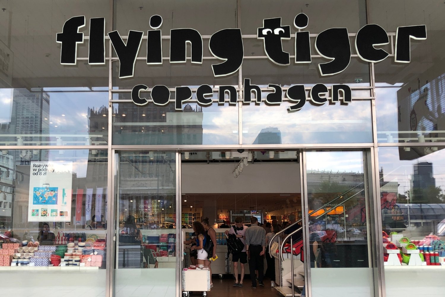 Duński gigant likwiduje sklep w Warszawie. Łowcy okazji mają swoje pięć minut Sklep Flying Tiger Copenhagen w Warszawie.