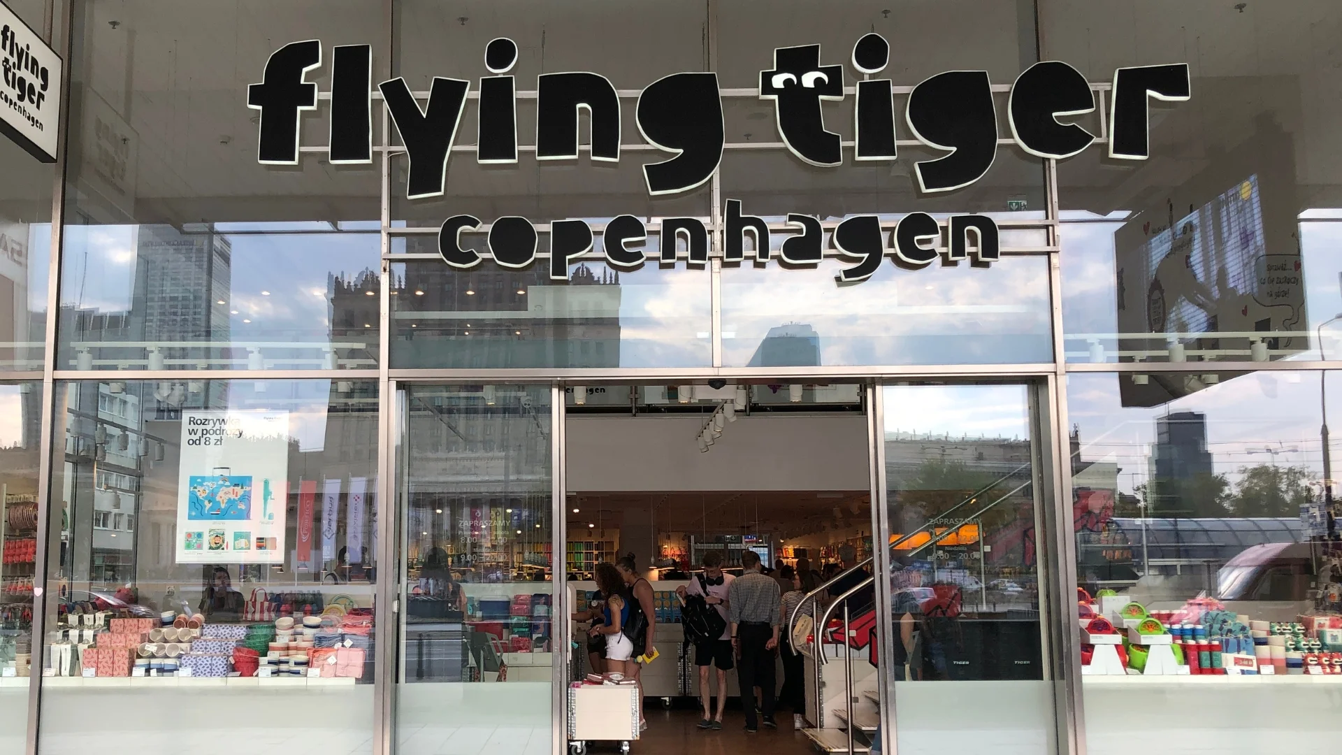 Duński gigant likwiduje sklep w Warszawie. Łowcy okazji mają swoje pięć minut Sklep Flying Tiger Copenhagen w Warszawie.