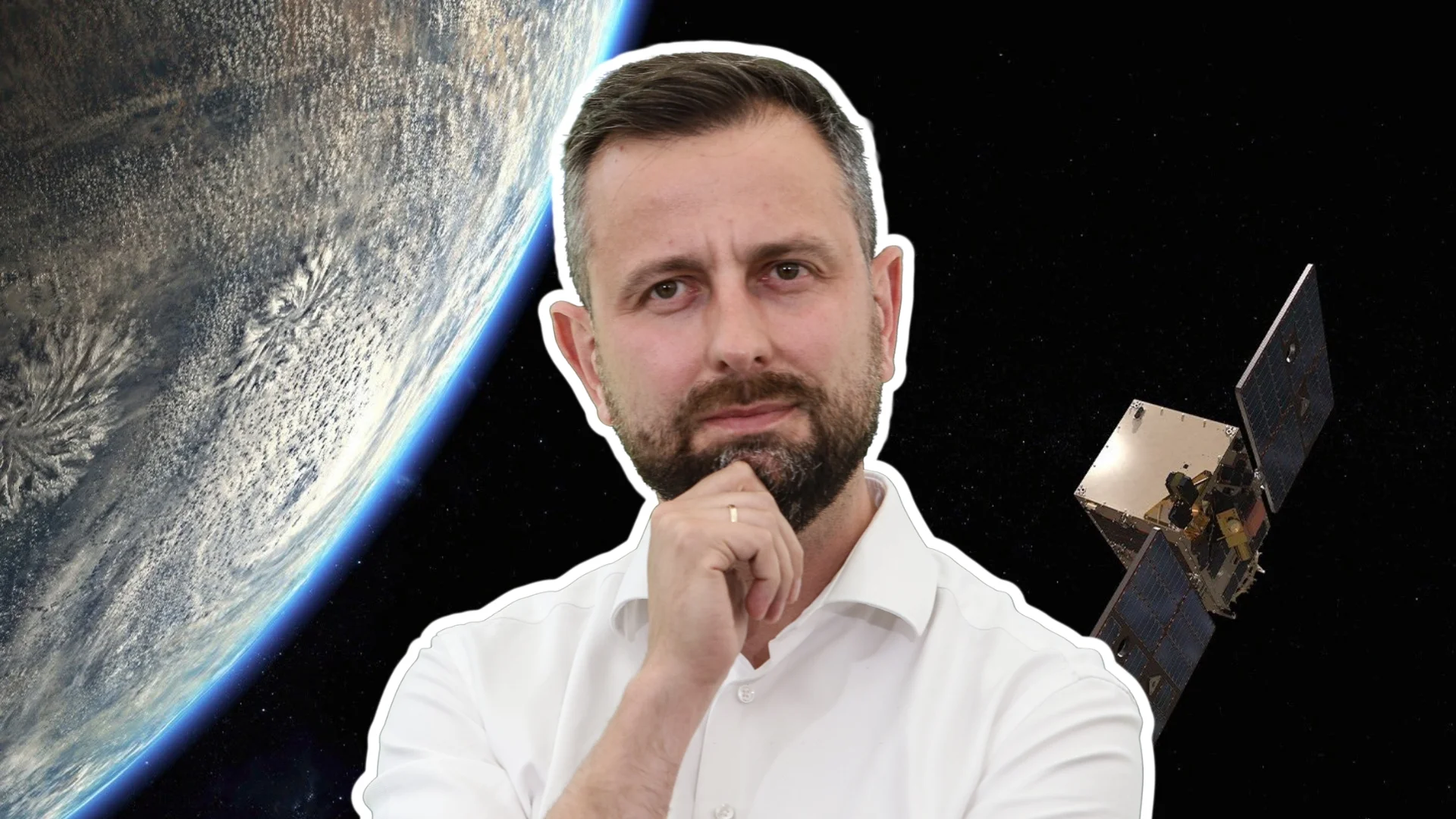 Wojsko dostało właśnie nowe "oczy". Polskie satelity są już na orbicie Władysław Kosiniak Kamysz. W tle zdjęcie polskich satelitów wyniesionych na orbitę