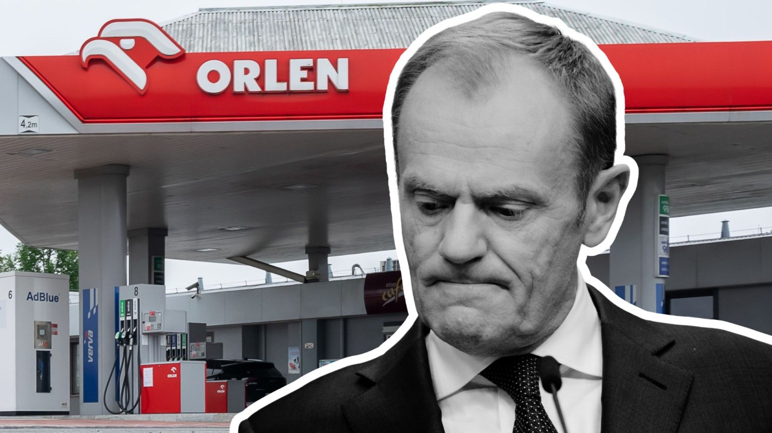 Donald Tusk na tle stacji paliw Orlen
