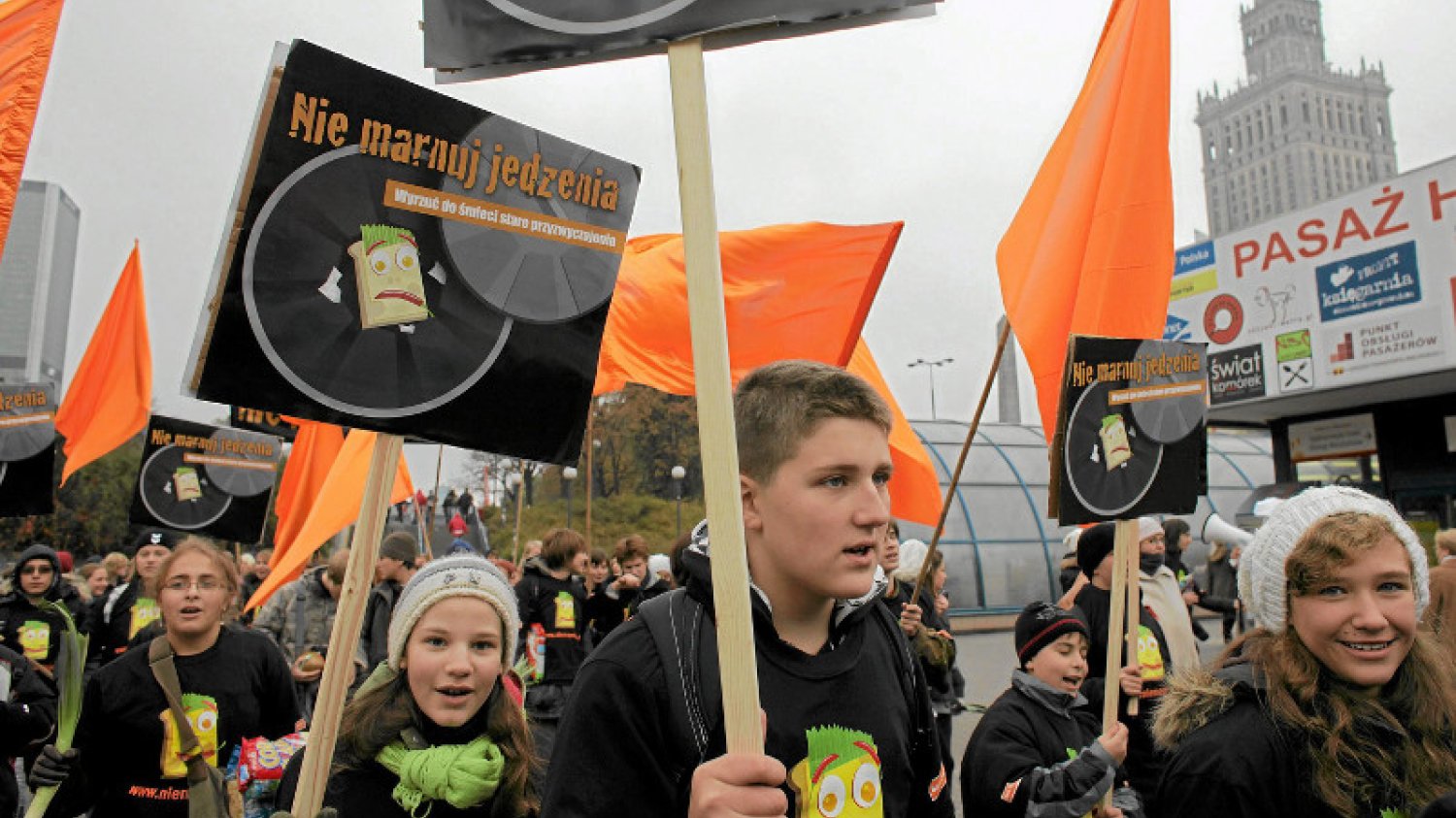 MANIFESTACJA POD HASLEM " NIE MARNUJ JEDZENIA " ZORGANIZOWANA PRZEZ FEDERACJE BANKI ZYWNOSCI