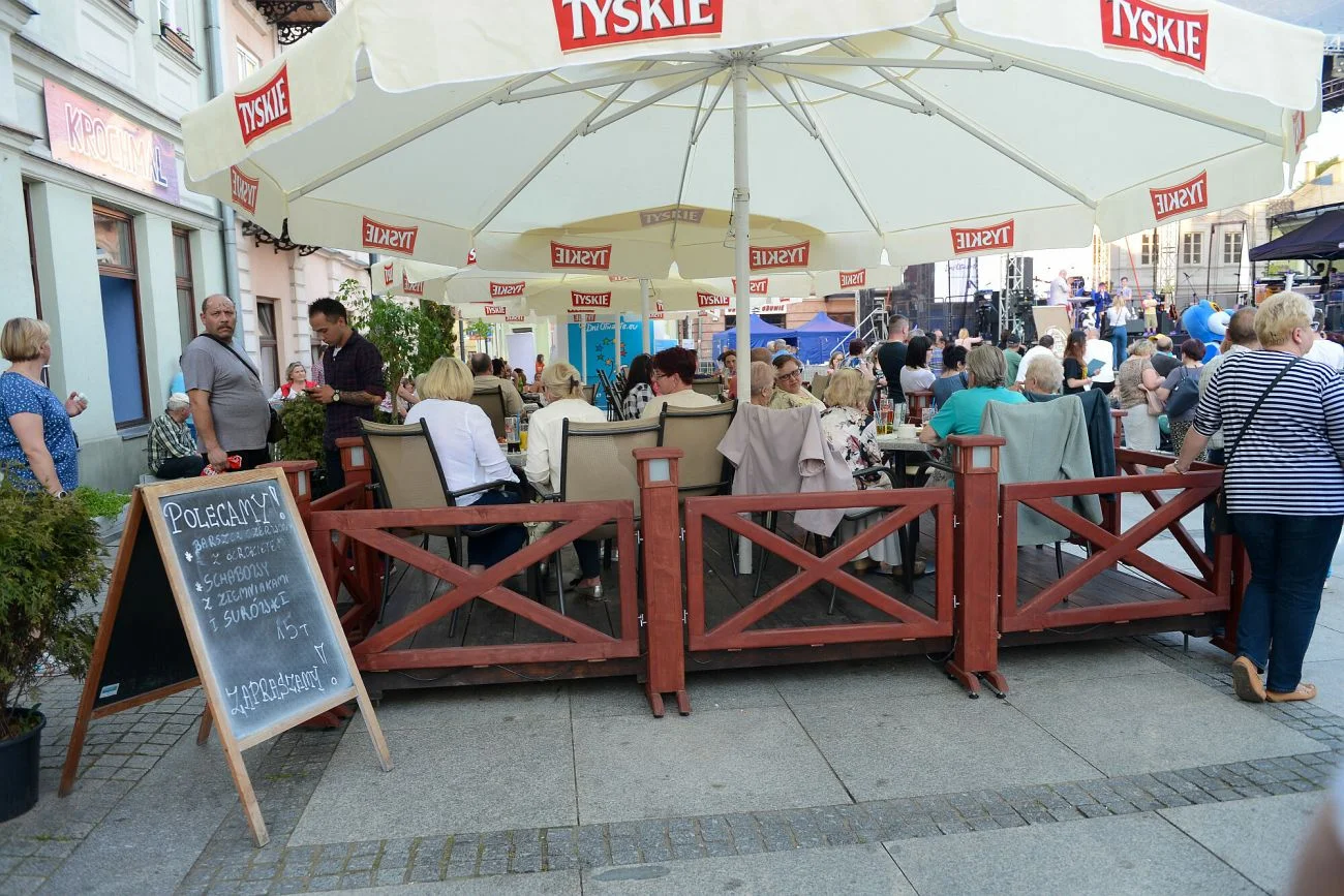 Zdaniem skarbówki restaurator ma płacić za reklamę piwa na parasolu albo szklance, bo coś z tego ma