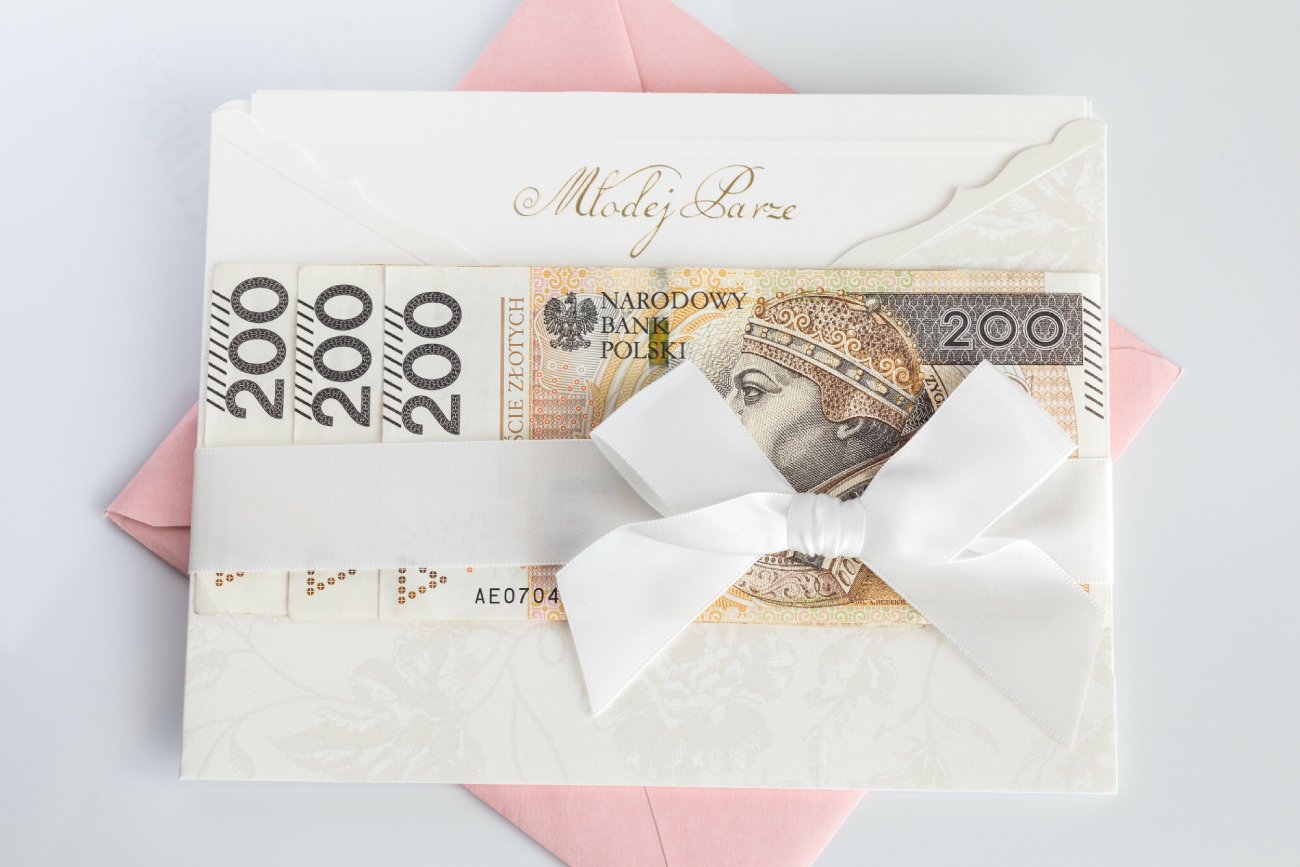 Podatek od darowizn może objąć koperty weselne