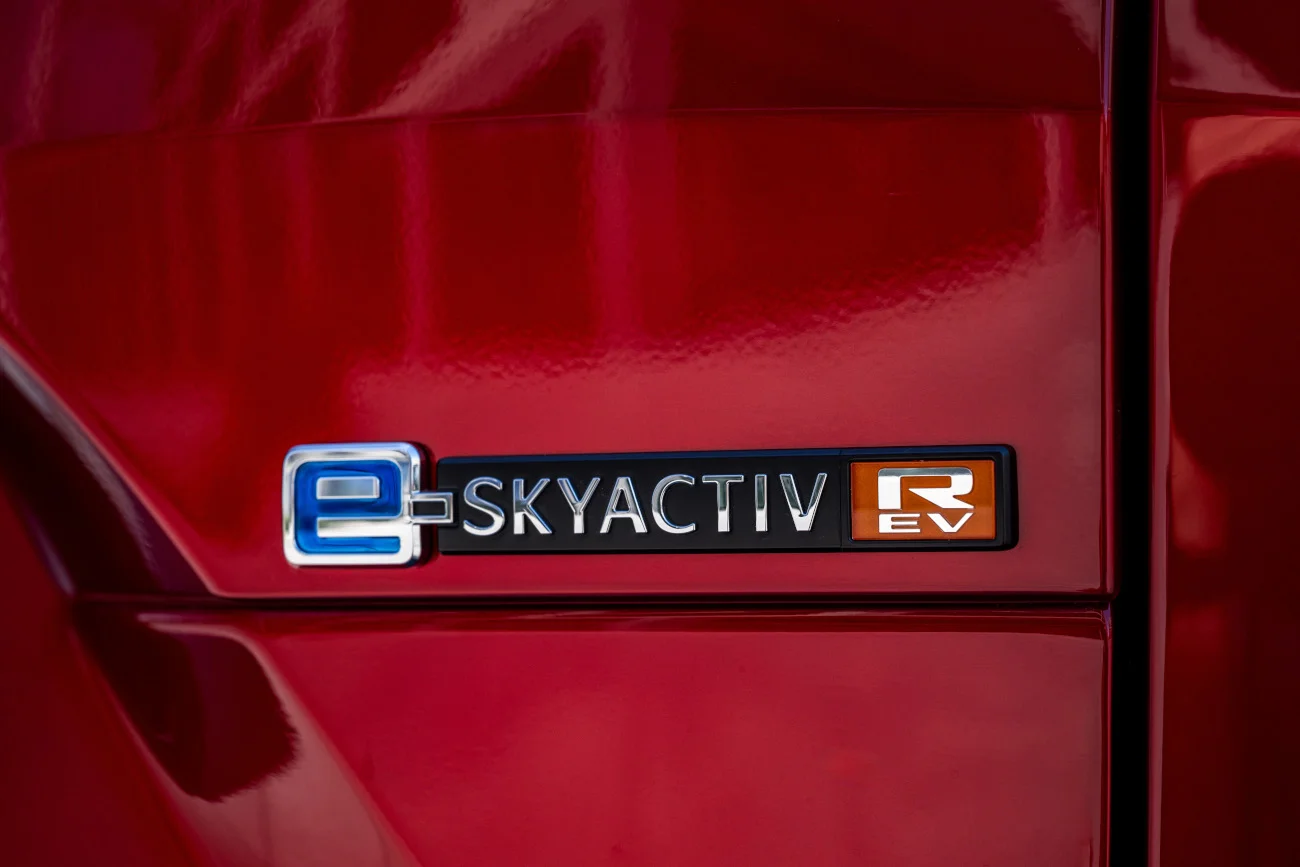 Oznaczenie elektrycznego silnika Mazda MX-30 e-Skyactiv R-EV.