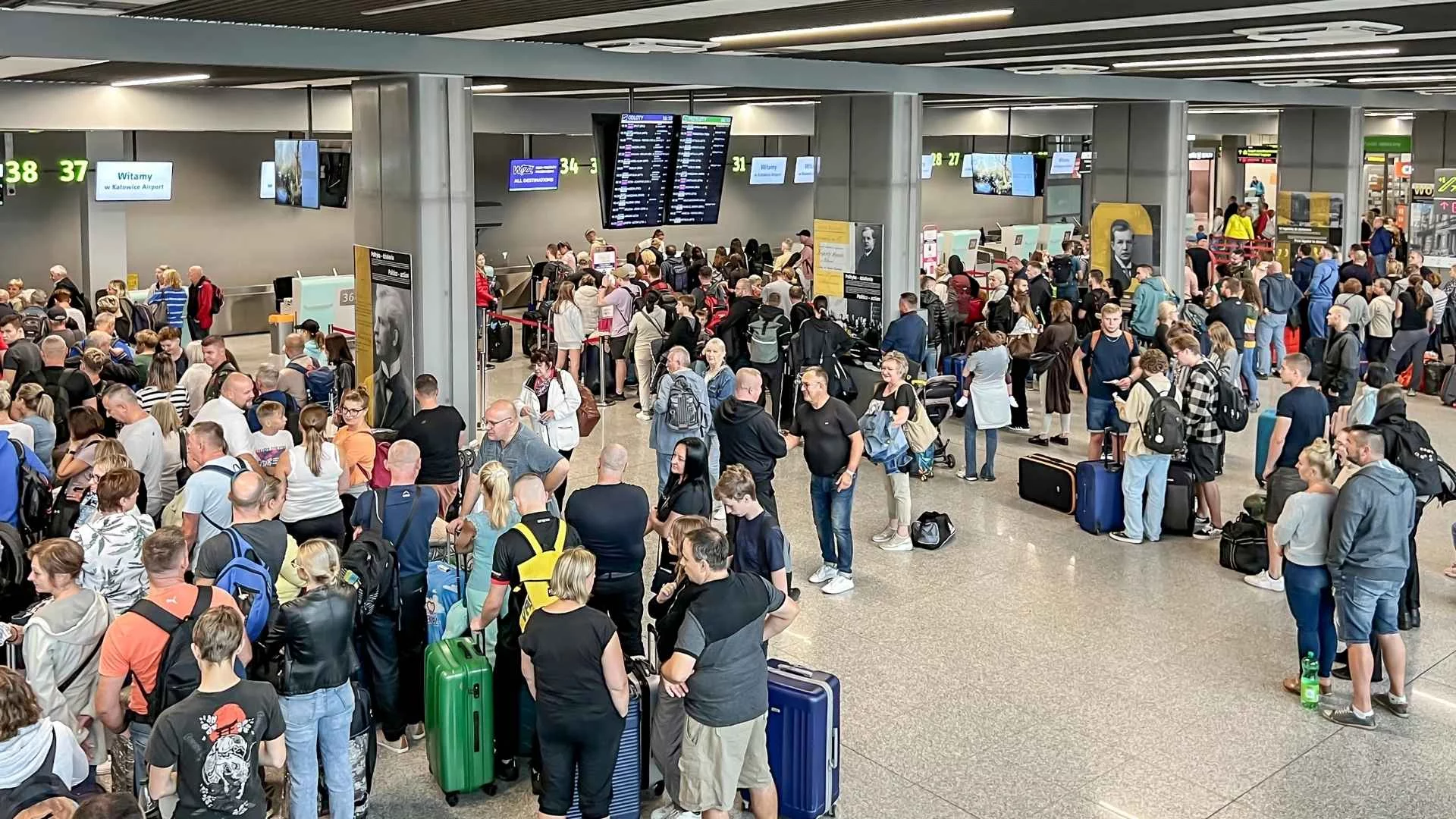 O Polsce mówi cała Europa. Doganiamy liderów turystyki. Tłum ludzi na polskim lotnisku. Polska dogania liderów turystyki.