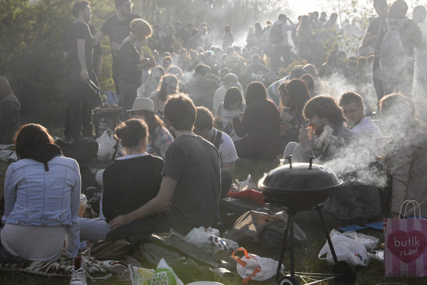 Majówka w Polsce pachnie grillem. Gdzie będziemy mogli zrobić zakupy, gdy zabraknie nam jedzenia w długi weekend?