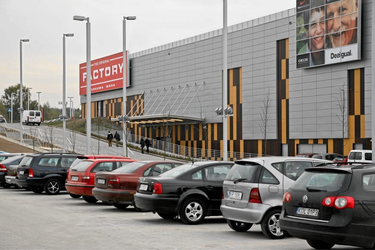 Outlety zyskały na zakazie handlu.