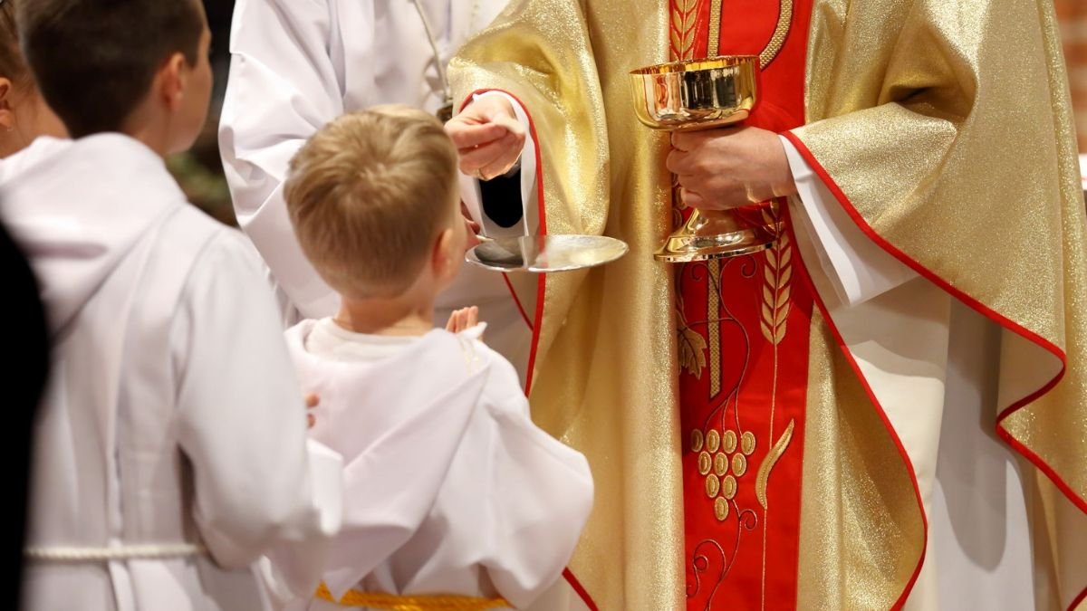 Odszkodowania dla ofiar księży pedofilów zazwyczaj nie są płacone w Polsce przez Kościół. Tymczasem w różnych częściach świata to zwierzchnicy odpowiadają za podległych im sprawców w sutannach.