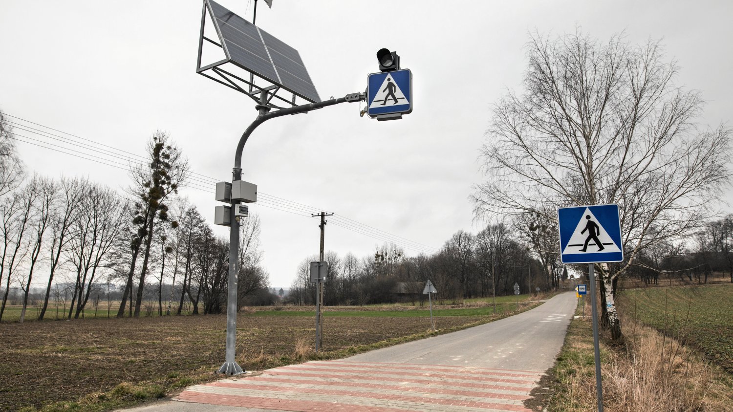 Nienaganne przejście dla pieszych stojące w szczerym polu w miejscowości Słupeczno (gmina Wysokie).