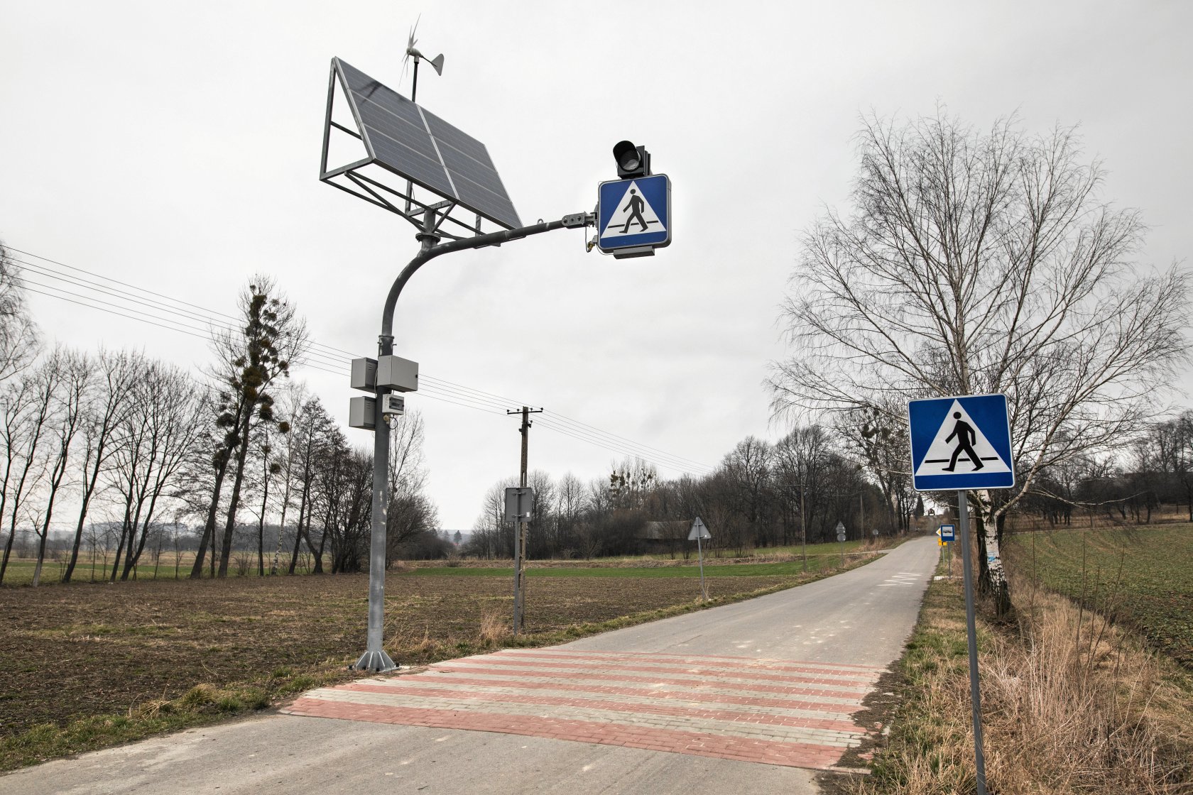 Nienaganne przejście dla pieszych stojące w szczerym polu w miejscowości Słupeczno (gmina Wysokie).