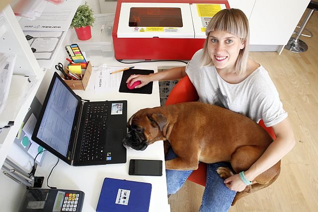 Zosia Kwiatkowska z WarsawDog.com - projektuje i szyje kolorowe obroże i smycze dla psów. Zyskują olbrzymią popularność w Polsce i poza granicami