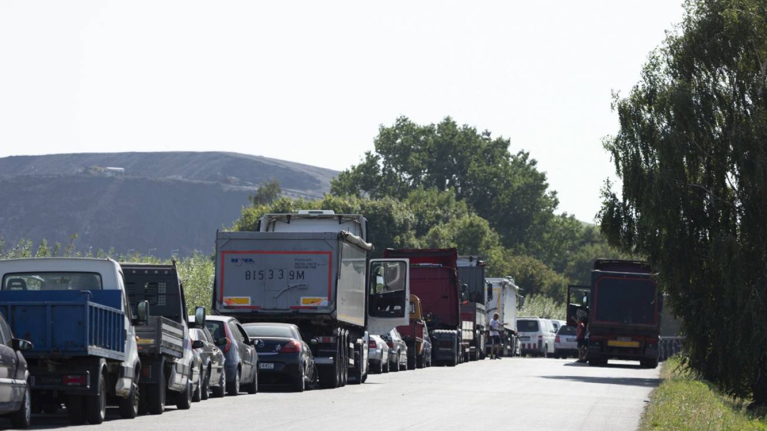 Kilkukilometrowa kolejka po węgiel przed kopalnią Bogdanka na Lubelszczyźnie