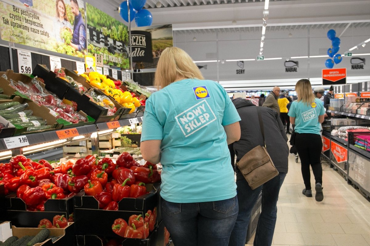 Lidl już wcześniej zastąpił m.in. plastikowe opakowania owoców i warzyw odpowiednikami podlegającymi recyklingowi.