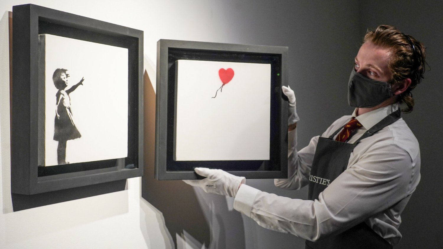 Love is in the Bin namalowana na płótnie wersja słynnego muralu Banksy'ego z 2002 roku przedstawiającego dziewczynkę z porywanym przez wiatr czerwonym balonem w kształcie serca