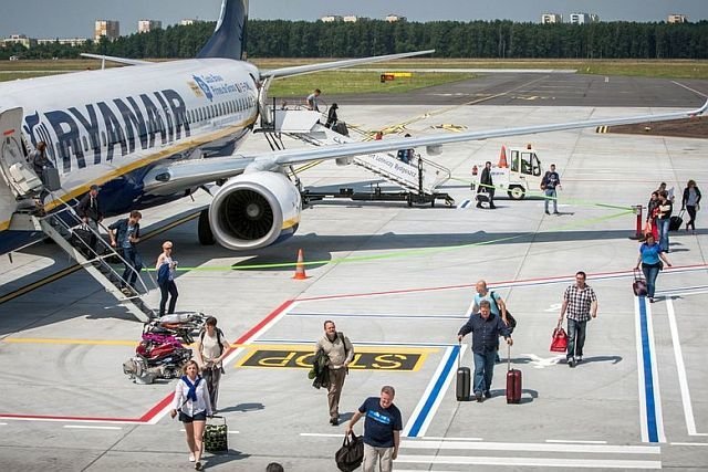 Ryanair celowo rozdziela pasażerów, by skłonić ich do płacenia za wybór miejsc - podejrzewają władze