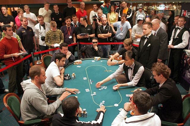 Jeszcze do niedawna poker był grą tylko dla ludzi – bez problemu wygrywali z komputerami.