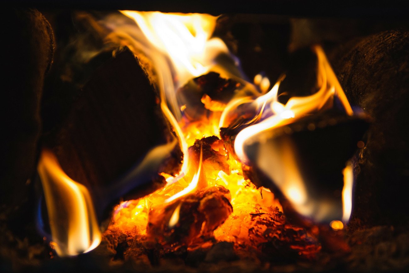 Brykiet kominkowy – ile kosztuje?