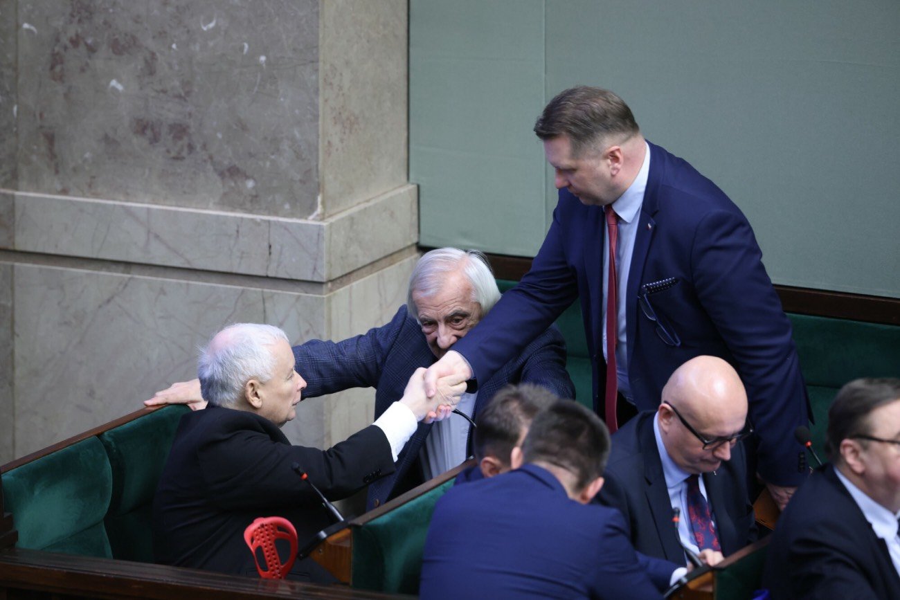 Gigantyczne premie i nagrody wydane przez rząd z naszych podatków. Ponad 100 mln zł