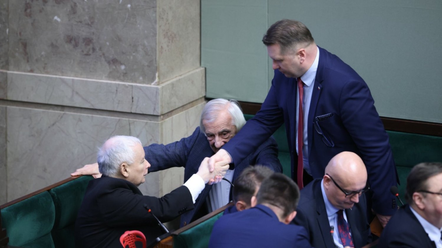 Gigantyczne premie i nagrody wydane przez rząd z naszych podatków. Ponad 100 mln zł