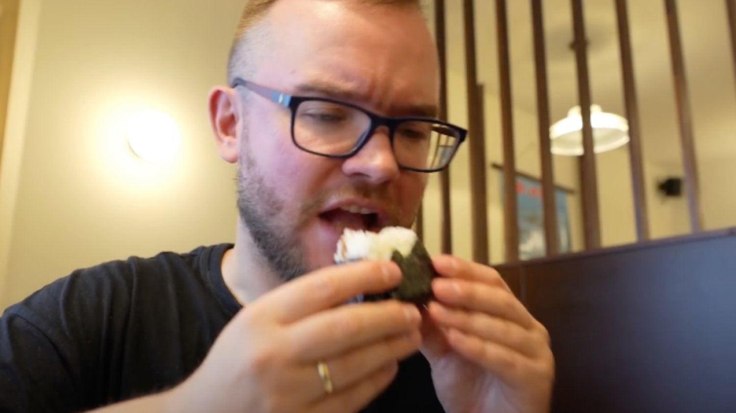 Maciej je z żoną "niszczą" obsługę restauracji? Wpis restauratora ma ciekawe zakończenie.