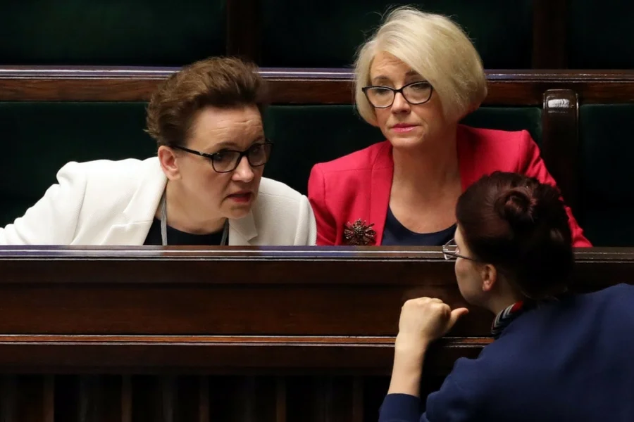 Szefowa MEN Anna Zalewska (pierwsza od lewej) nie chce nawet słyszeć o tym, by to resort miał odpowiadać za płace nauczycieli.