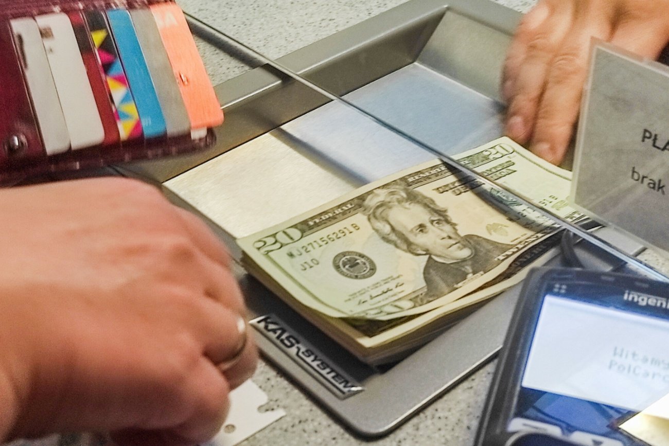 Dolary amerykańskie, kantor wymiany walut.