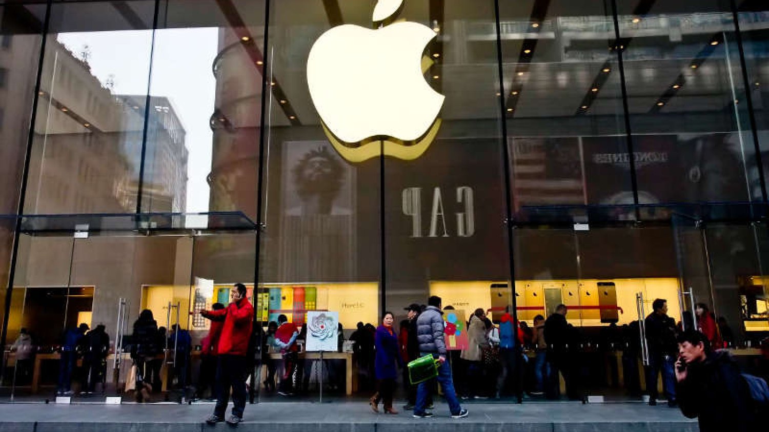 Apple zainwestuje 1,7 mld euro w Europie w budowę centrów danych zasilanych energią odnawialną.