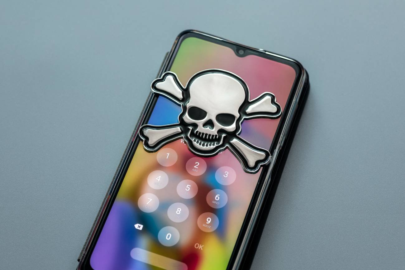 Smartfon z piracką czaszką.