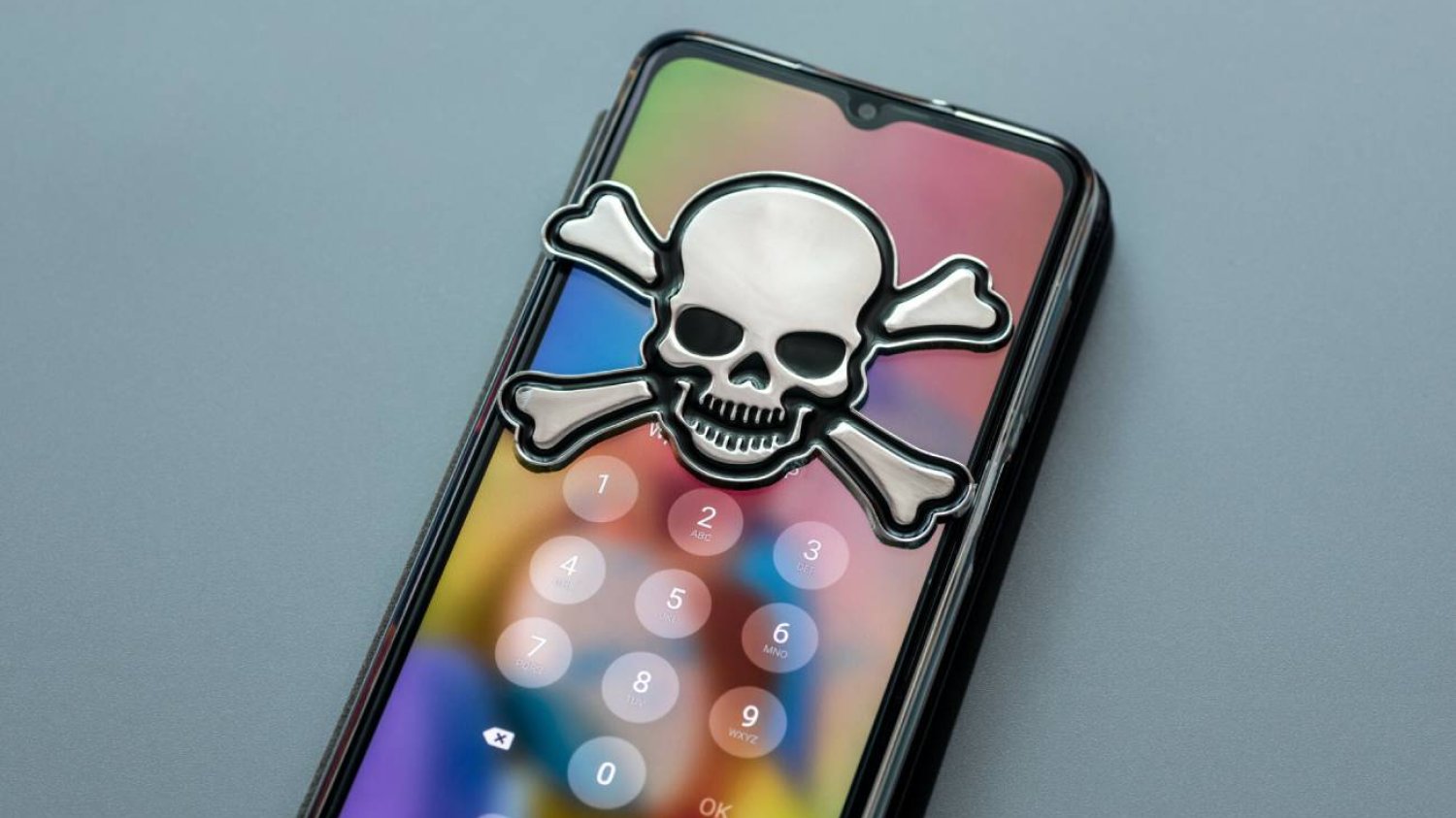 Smartfon z piracką czaszką.