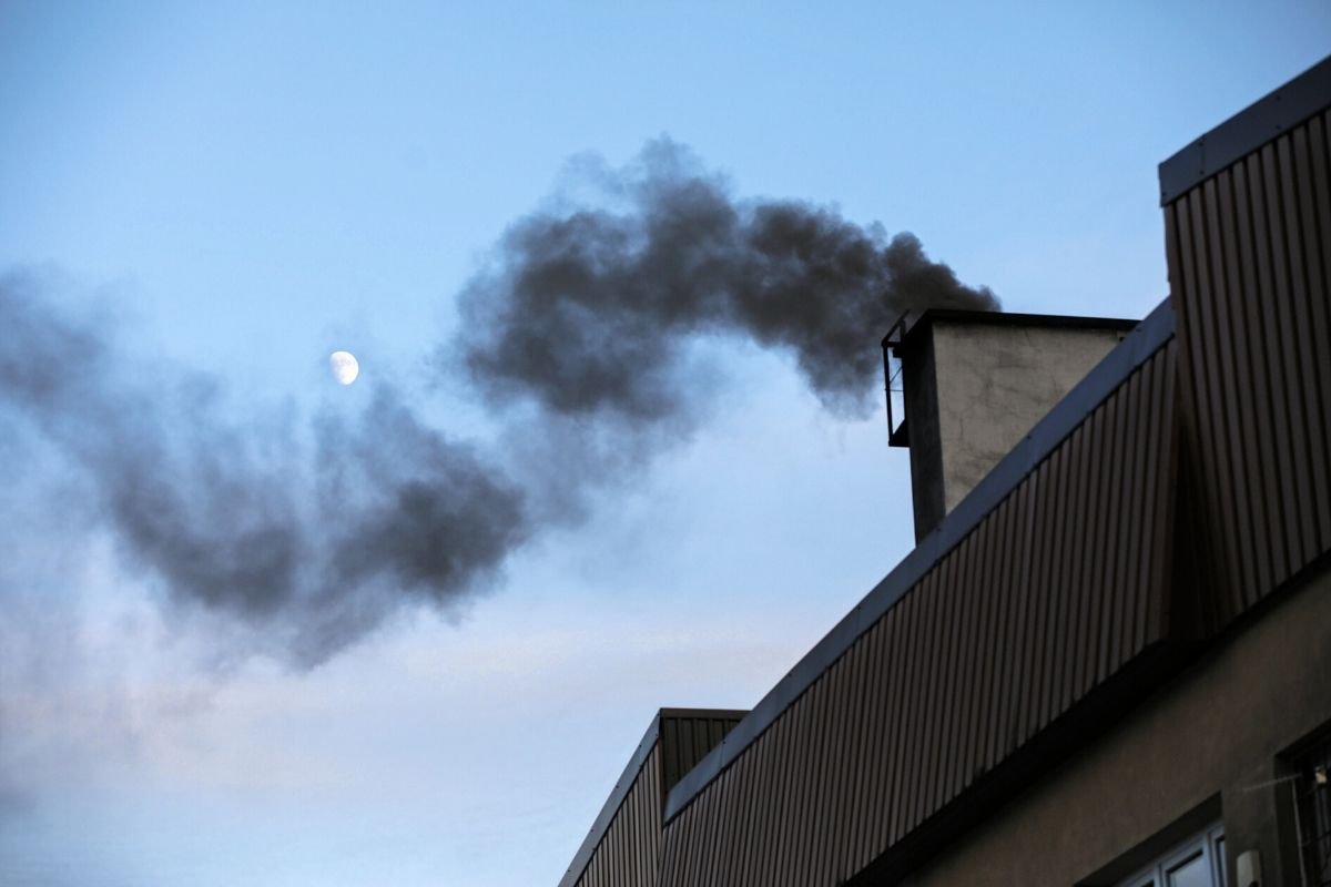 Smog to problem nas wszystkich. A wystarczy nie być obojętnym na trującego sąsiada, by przyczynić się do poprawy jakości powietrza.