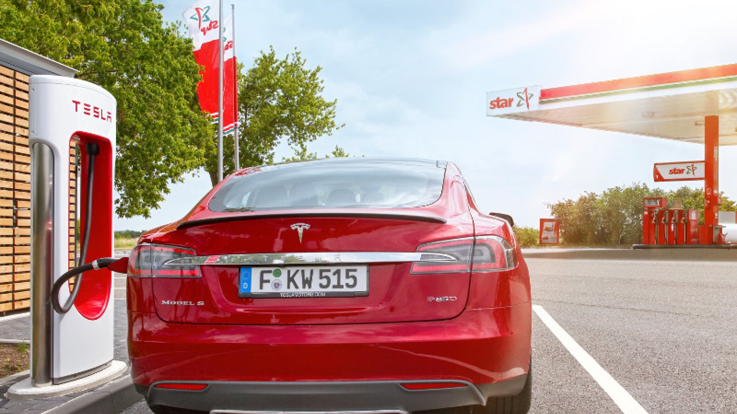 Orlen współpracuje z Teslą. Baterie zasilające samochody elektryczne będzie można załadować na stacjach polskiego koncernu.