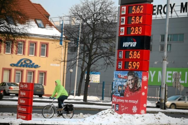 Na zdjęciu stacja Orlen w Gdańsku, 2012 rok. Było o kilkadziesiąt groszy drożej, niż dziś. Obecnie nawet Niemcy mają tańsze paliwo (ON) od nas