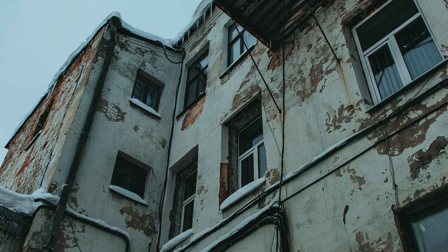 Samorządy pozbywają się "ruder" na potęgę. Nabywcy muszą uważać na pułapkę. Samorządy pozbywają się mieszkań na potęgę. Nabywcy muszą uważać na pułapkę.