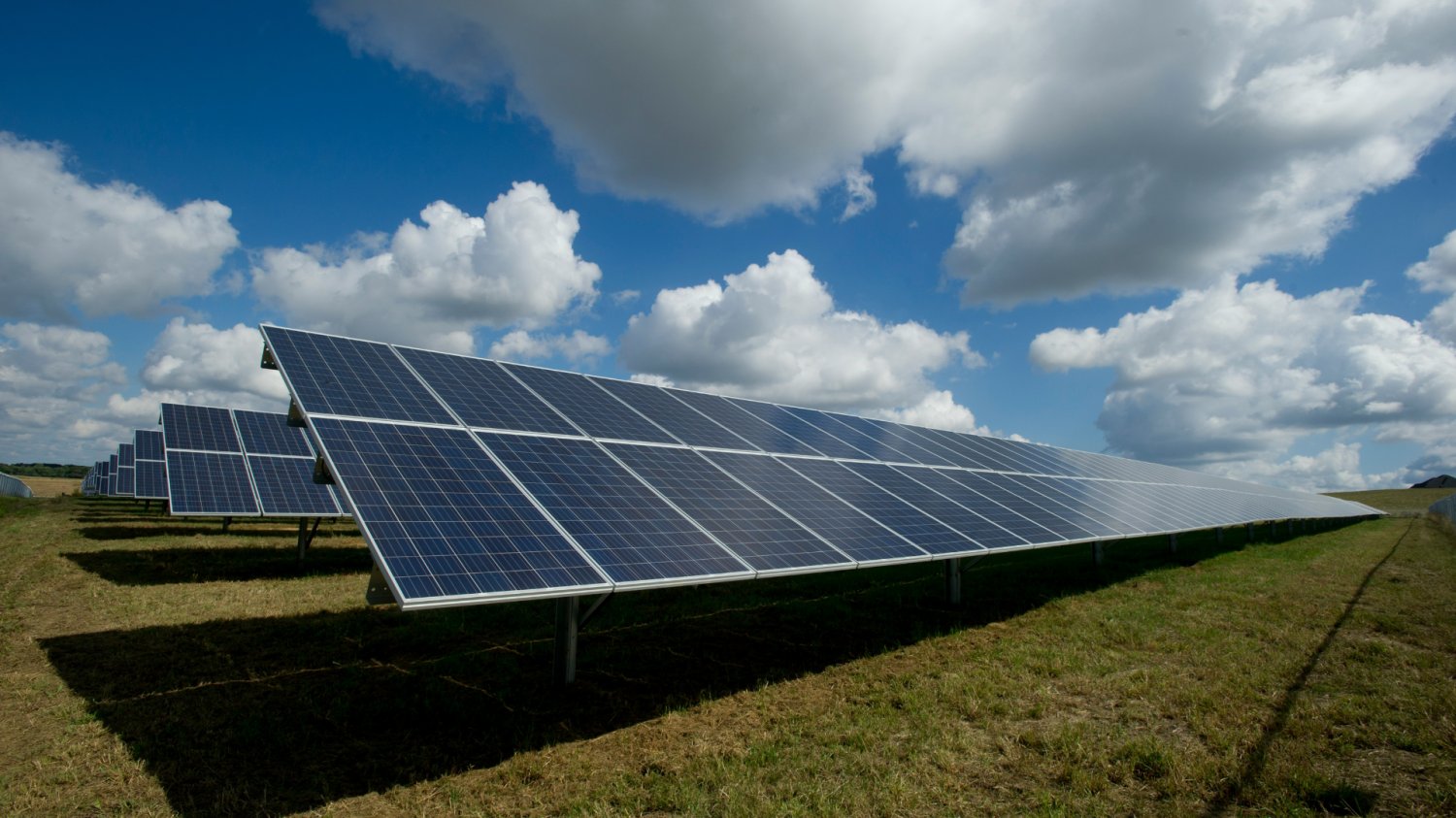 Farma fotowoltaiczna na tle nieba. Gorzów Wielkopolski uruchamia nową farmę PV