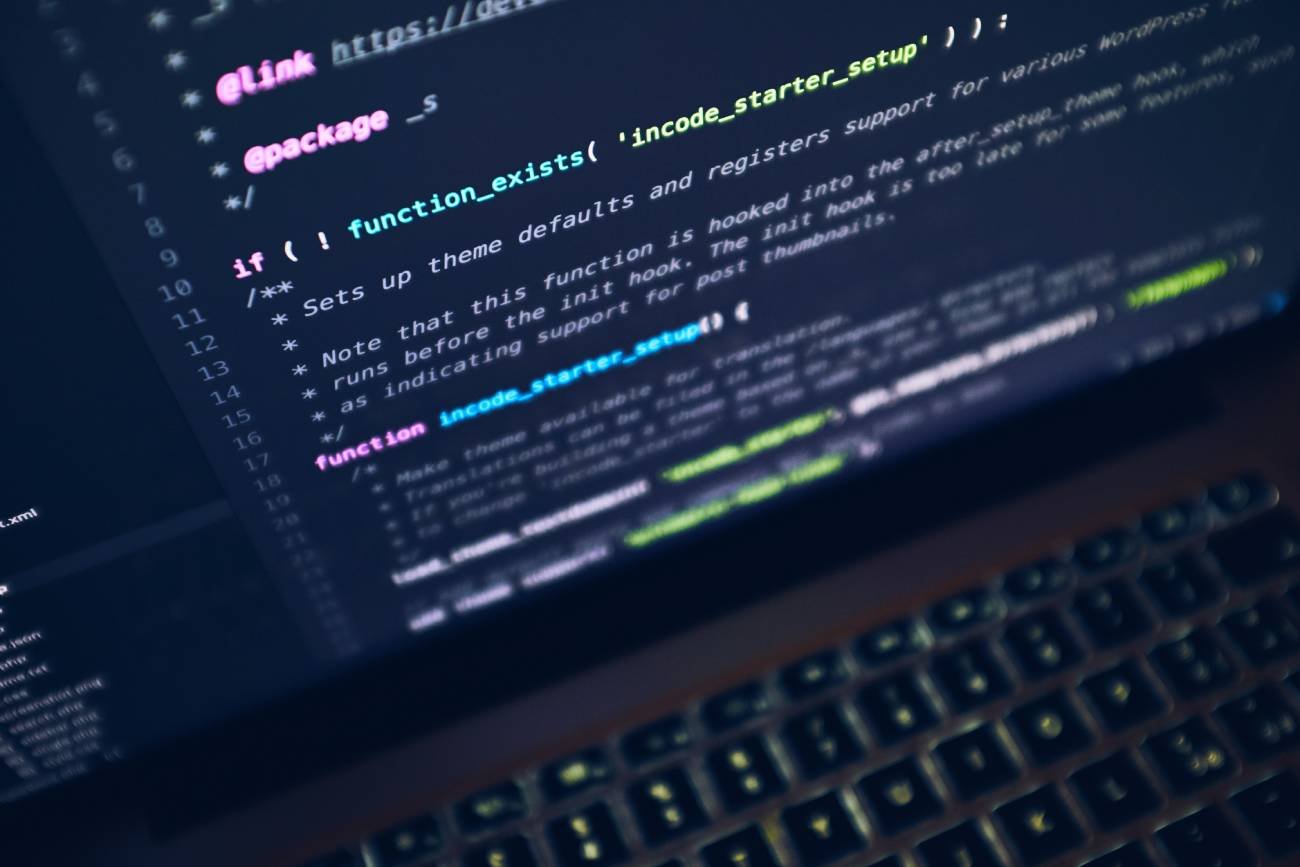 fragment kodu komputerowego na ekranie laptopa
