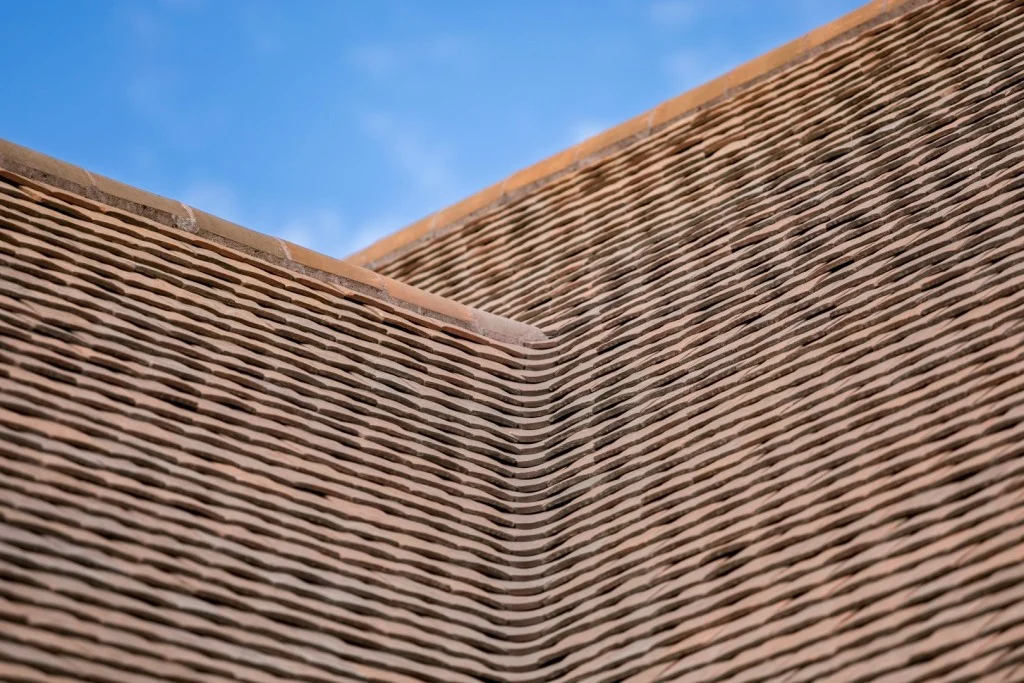 Dom w stylu polskiego dworkowym, z ceramiką dachową Heritage
