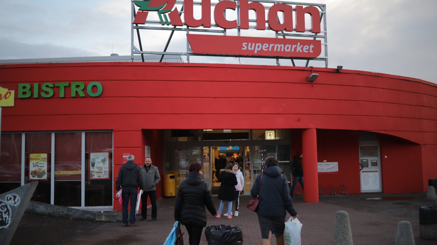 Auchan nie zauważył, że sprzedawał torby z nadrukowaną swastyką.