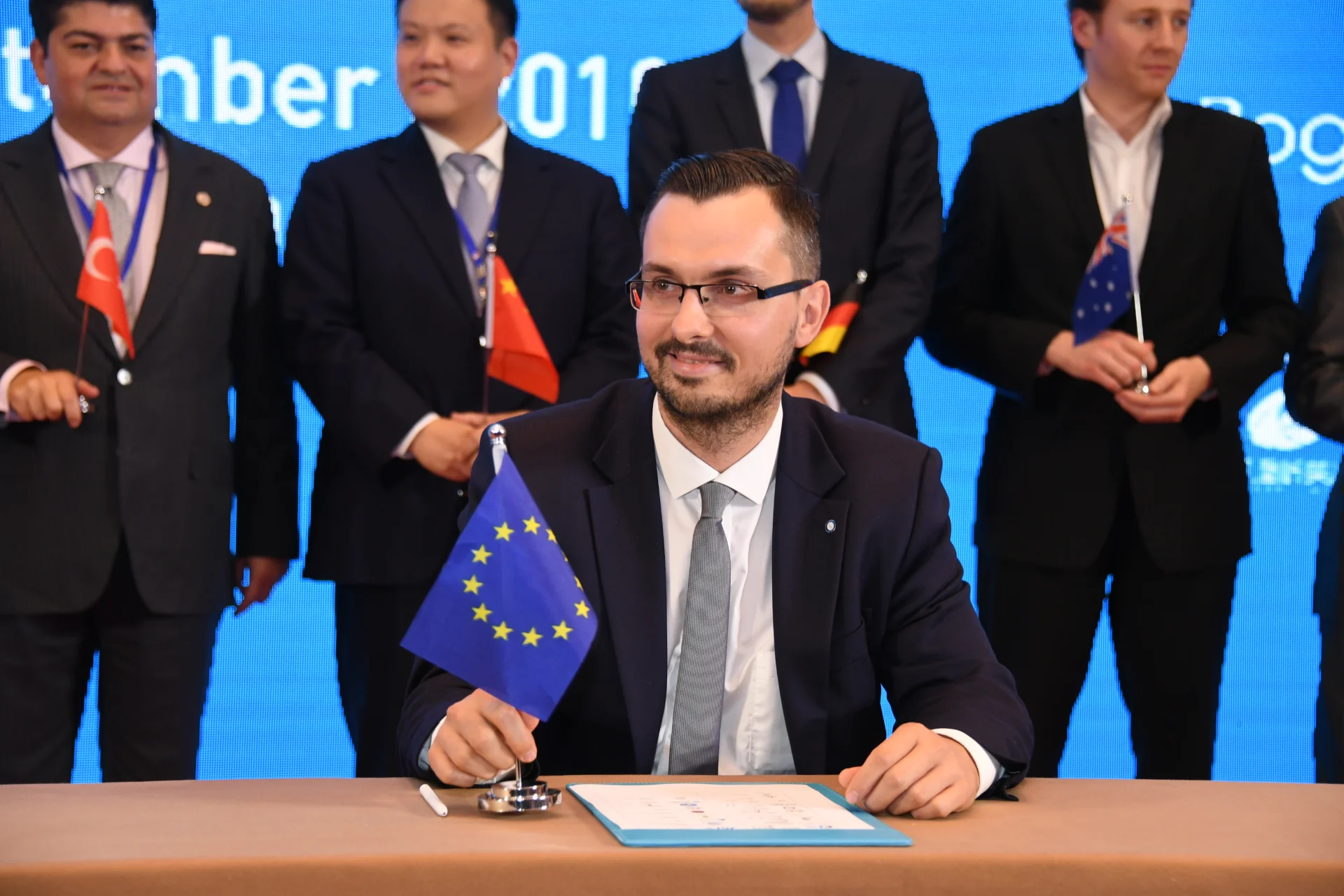 Moment podpisania deklaracji pekińskiej młodych przedsiębiorców