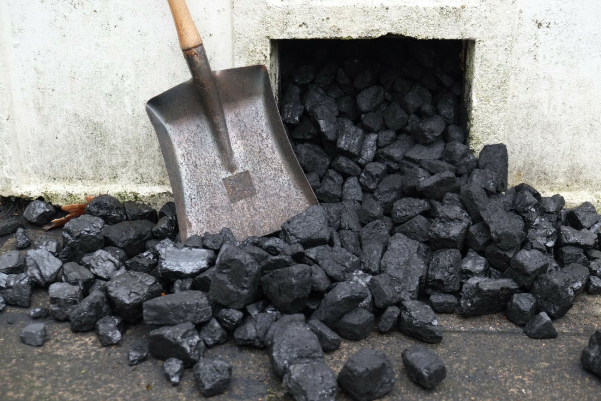 Уголь отопительный. Уголь 10. Уголь в Калининградской области. Печка для углей. Каменный уголь для отопления.