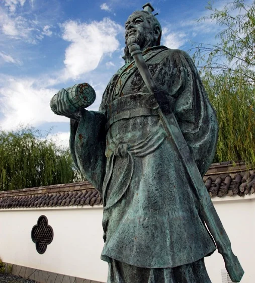 W starożytności traktat Sun Tzu był czytany przez generałów największych armii. Współcześnie jest wykorzystywany przez mentorów, coachów oraz menadżerow