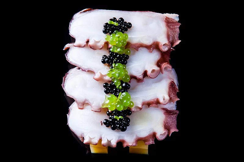 Capracio z ośmiornicy / galaretka z mango / kawior limonkowy z kawiorem balsamicznym