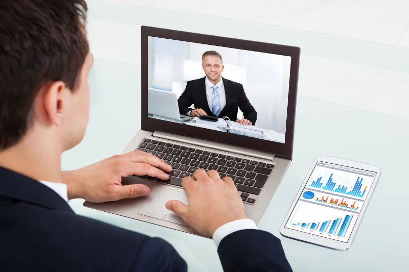 Szkolenia online (e-learning) miały wyeliminować główne wady szkoleń stacjonarnych. Niestety na ogół sprowadzają się do omawiania nudnych prezentacji zrobionych w Power Poincie. Microlearning oferuje zupełnie inną formę edukacji online
