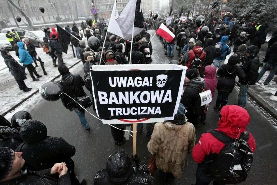 Demonstracja "tzw. frankowiczów", jak opisuje to Stowarzyszenie Stop Bankowemu Bezprawiu, przed Sejmem.