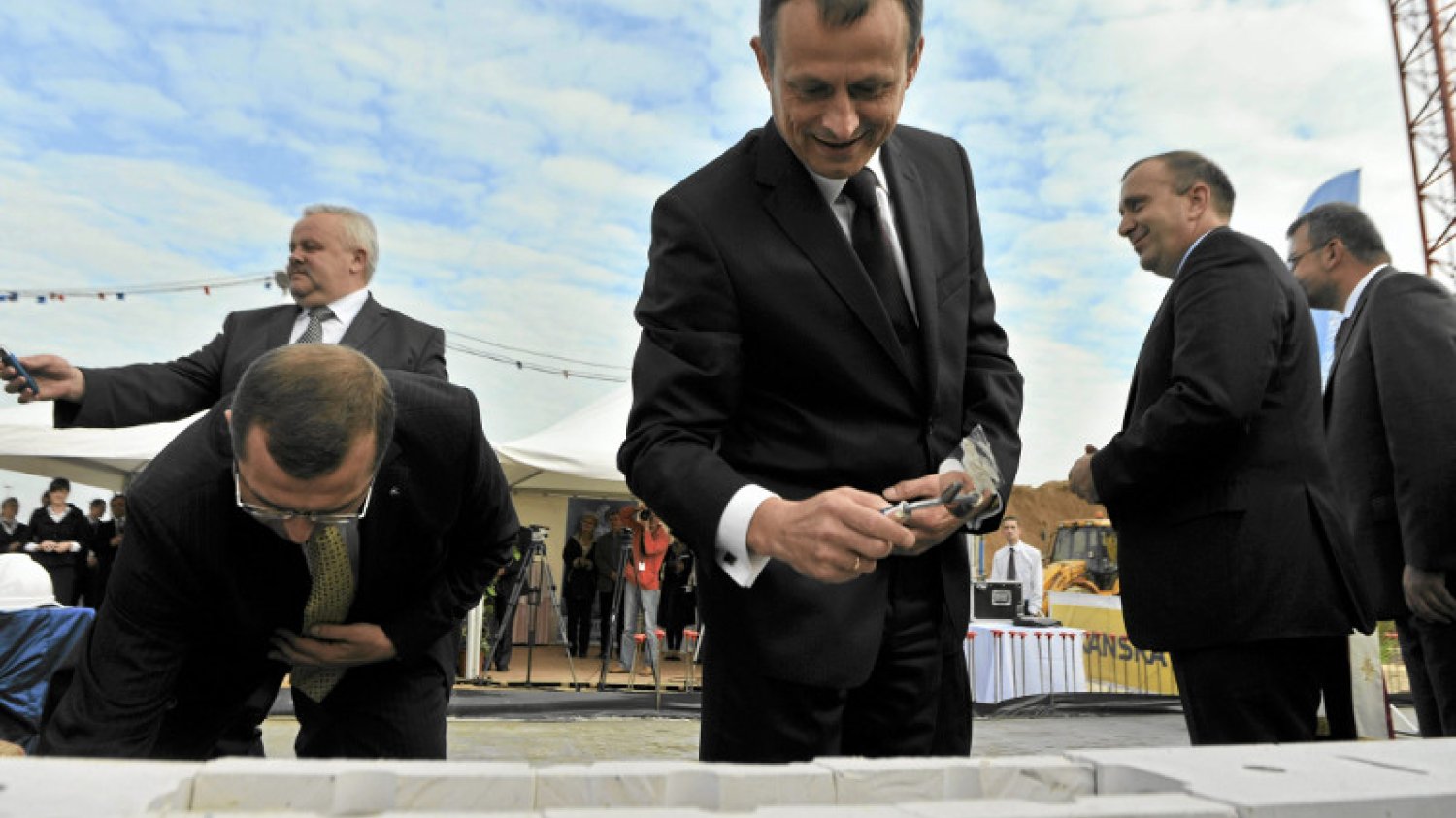 Obecny wiceminister skarbu Zdzisław Gawlik (na pierwszym planie) w wyniku bycia wiceprezesem w atomowych spółkach PGE w pierwszej połowie 2013 r. zarobił 599 340 zł, czyli blisko 100 tys. zł miesięcznie.
