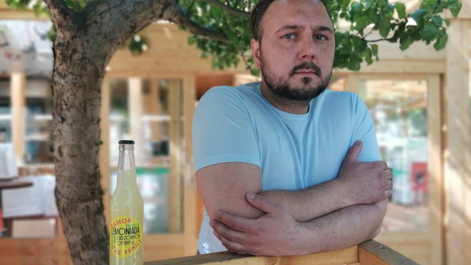 Aleksander Baron - właściciel Grill Baru Baron The Family. Z lewej lemoniada z kiszonych cytryn dostępna w Żabce.