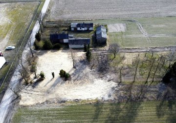 Tak w praktyce wygląda budowa CPK. Na zdjęciu teren po rozebranym gospodarstwie na działce wykupionej przez spółkę Centralny Port Komunikacyjny.