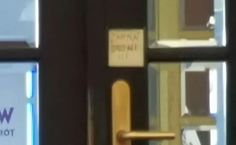 Wydaje ci się, że napis na fiszce nie jest zbyt wyraźny? To prawda, autorowi drżała ręka. Ale spróbuj go dostrzec na szerszym zdjęciu poniżej.